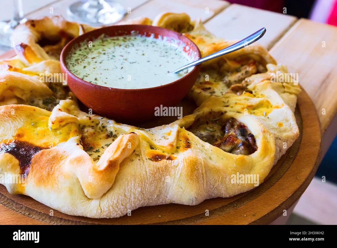 Tarte traditionnelle géorgienne adjara Banque D'Images