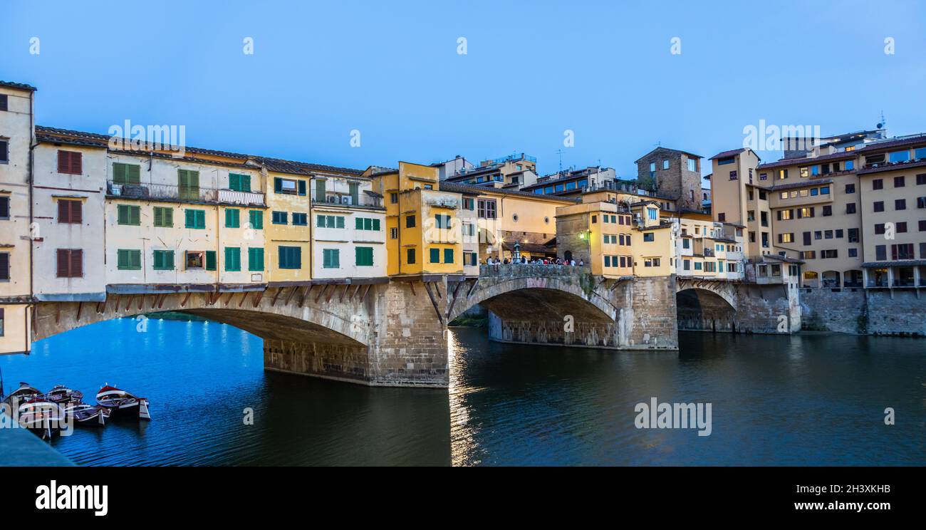 Coucher de soleil sur Ponte Vecchio - Vieux Pont - à Florence, Italie.Lumière bleue incroyable avant la soirée. Banque D'Images