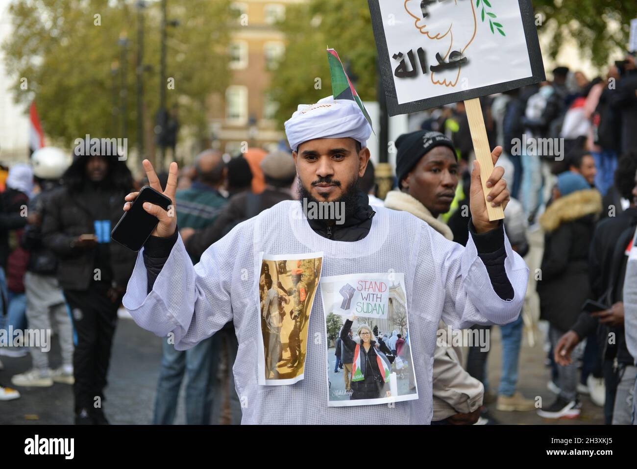 Un manifestant tient un écriteau pendant la démonstration. Banque D'Images