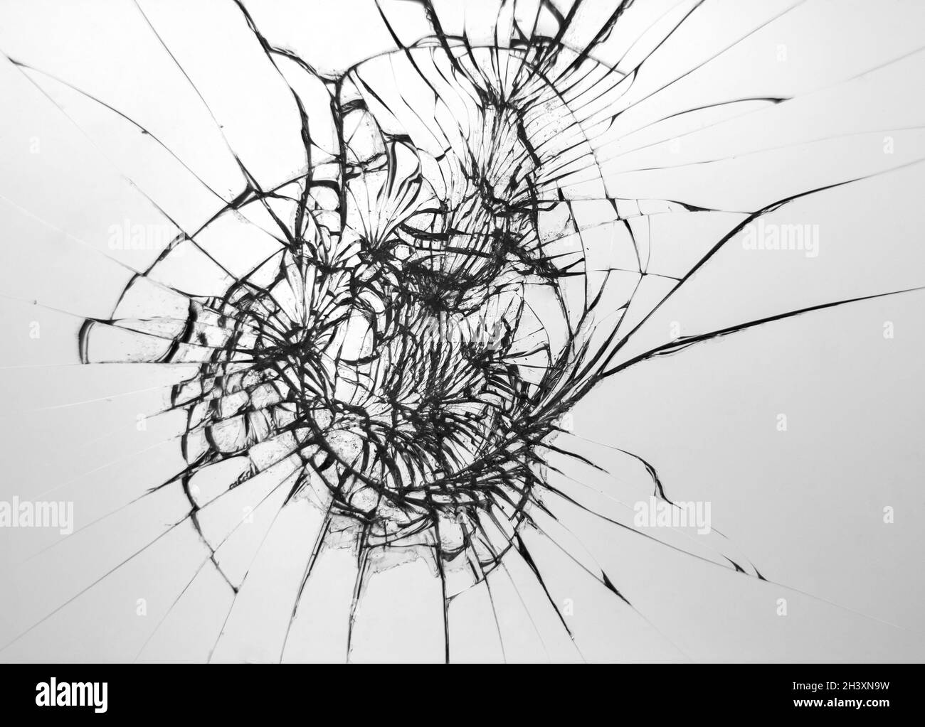 Verre cassé avec fissures. Soufflez sur la vitre de sécurité du smartphone. Banque D'Images