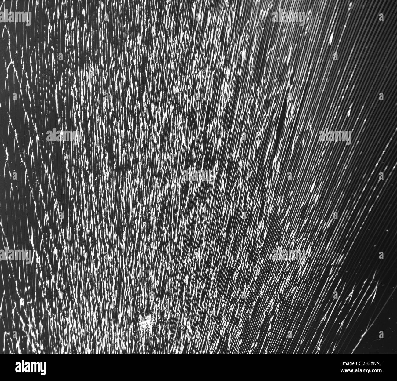 Verre fissuré sur fond noir. Abstraction du verre brisé. Banque D'Images