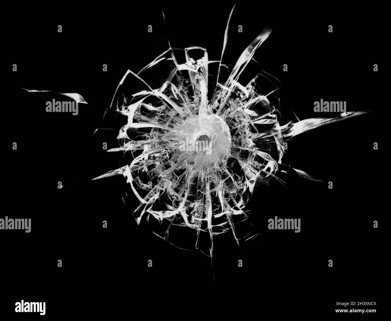 Vitre cassée fissurée sur fond noir. Texture du pare-brise cassé. Banque D'Images