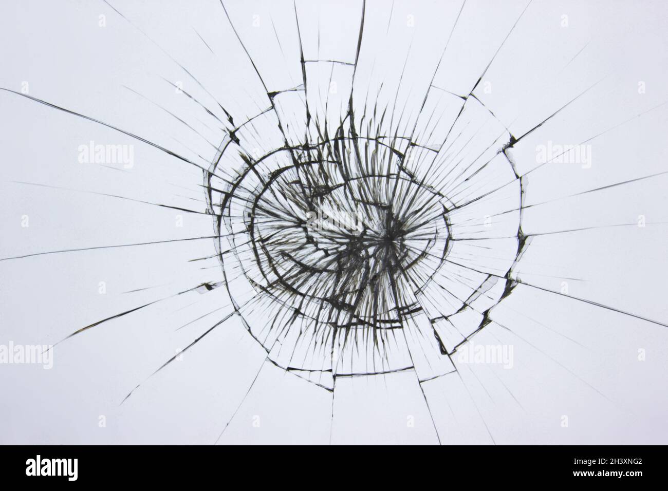 Verre cassé avec fissures dans la fenêtre. Banque D'Images