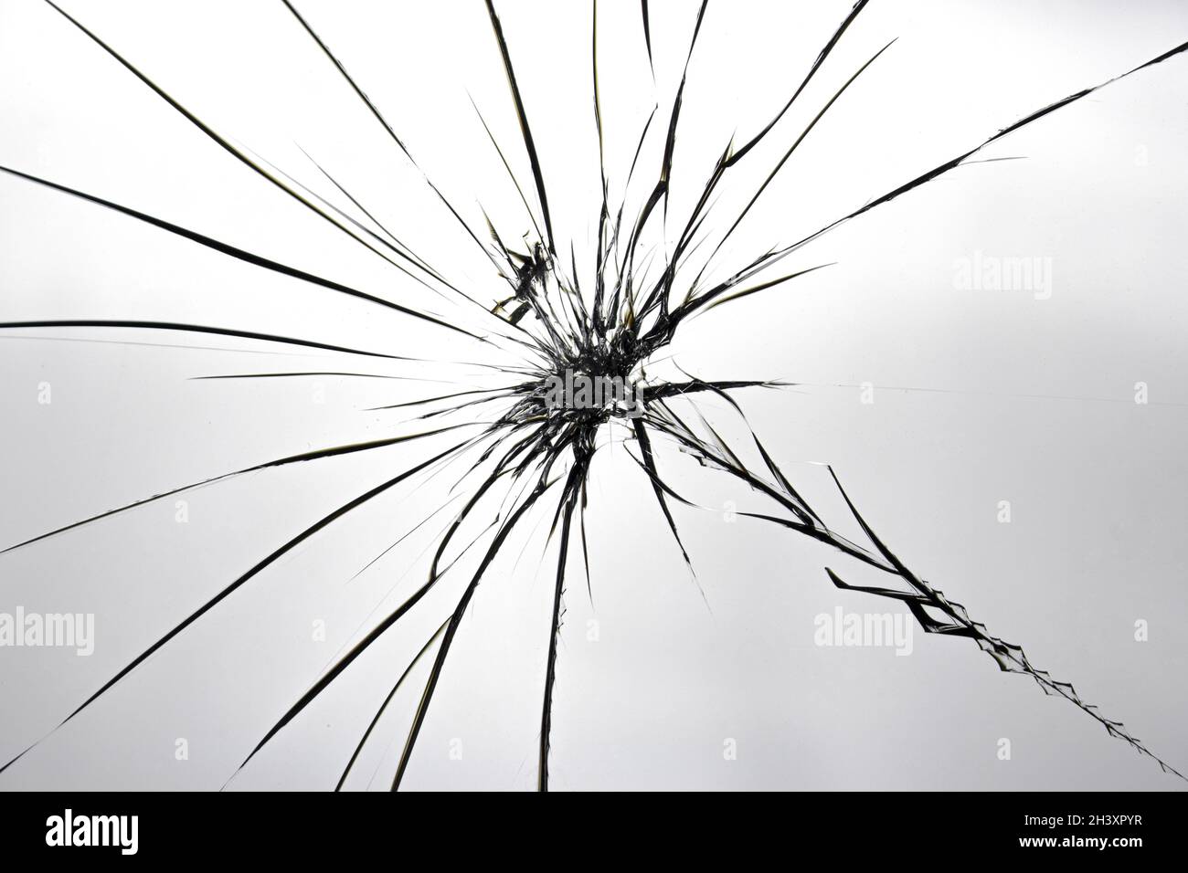 Fissures sur le verre cassé. Modèle d'abstraction sur la fenêtre. Banque D'Images