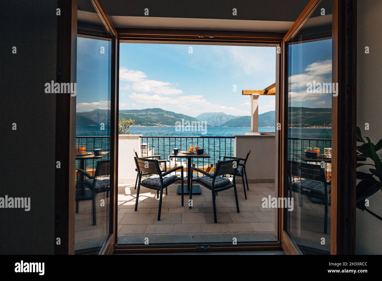 Vue de l'appartement sur la mer.Balcon avec mobilier de jardin et petit déjeuner sur la table.Croissants et orange fraîchement pressé Banque D'Images