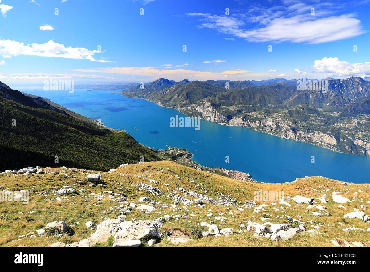 Le mont Baldo donne sur le lac de Garde dans les Alpes italiennes.Europe. Banque D'Images