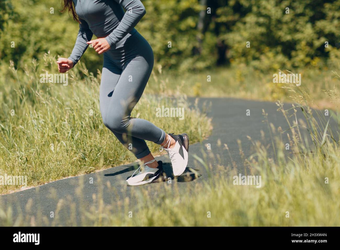 Femme coureur en chaussures de course à pied gros plan de femme jambes sportives. Jogging féminin. Banque D'Images
