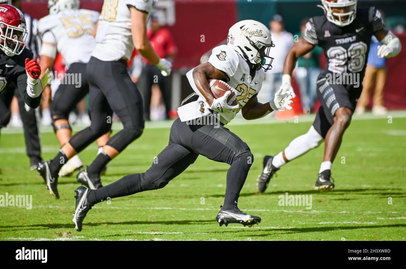 Philadelphie, Pennsylvanie, États-Unis.30 octobre 2021.30 octobre 2021, Philadelphie PA- UCF joueur, RB, JOHNNY RICHARDSON (25) courir avec le ballon à Lincoln Financial Field PA (Credit image: © Ricky Fitchett/ZUMA Press Wire) Banque D'Images