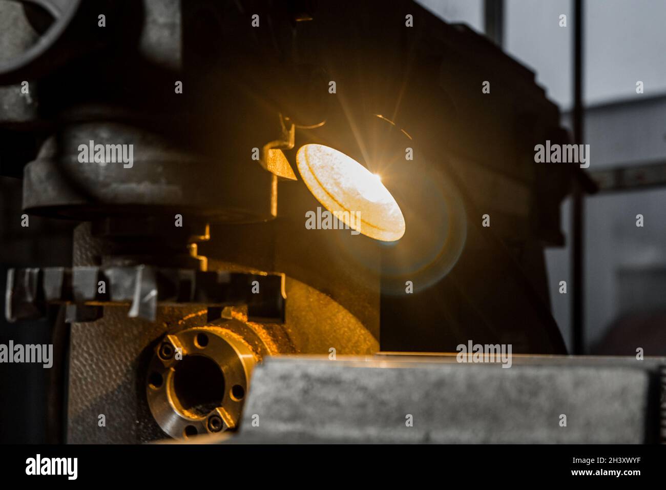 Elément d'éclairage industriel ancienne lampe sur une fraiseuse pour le travail des métaux dans l'atelier d'usine. Banque D'Images