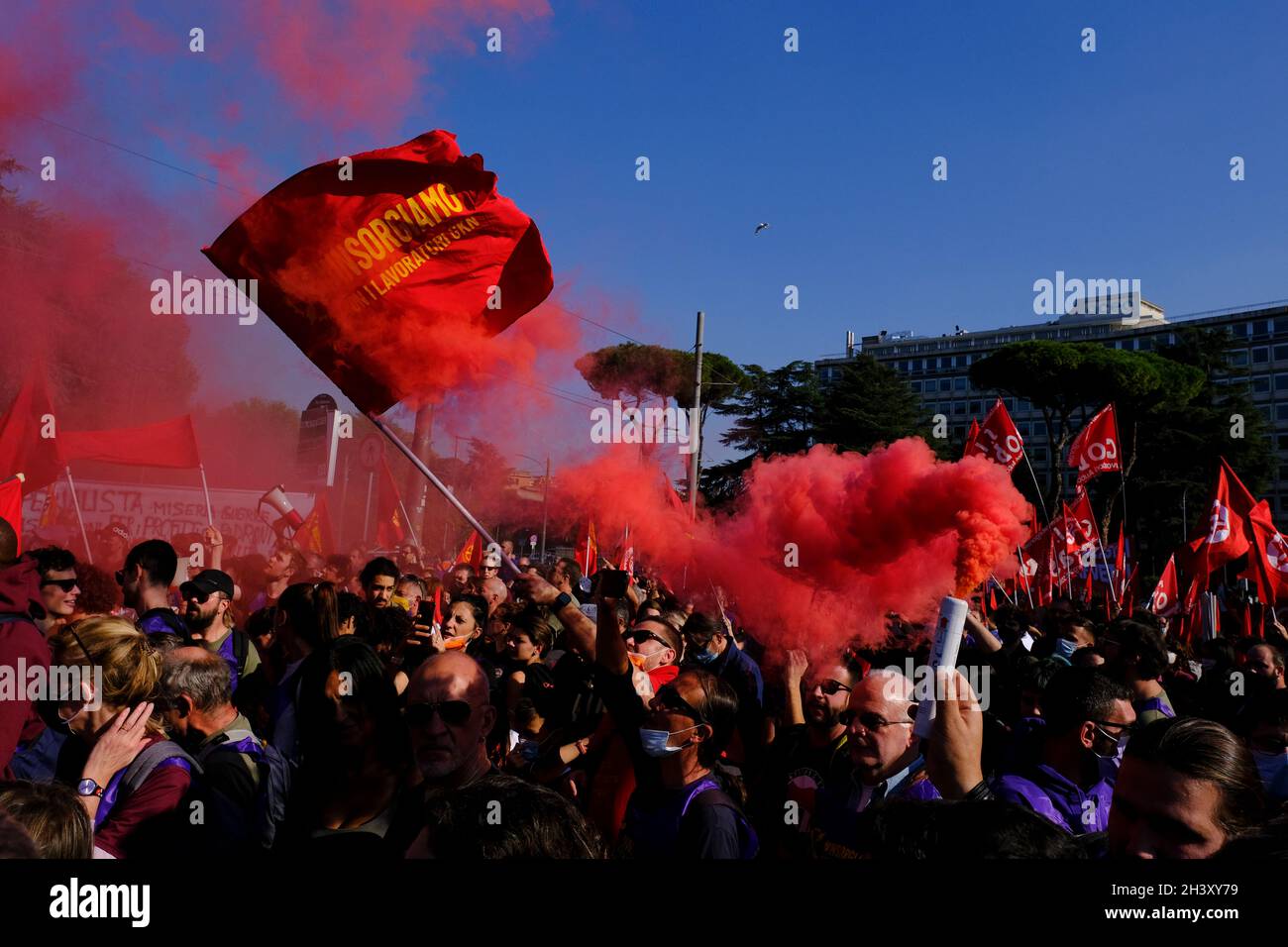 Rome, Italie.30 octobre 2021.Les gens manifestent lors du sommet du G20 à Rome, en Italie, le 30 octobre 2021.Crédit: ALEXANDROS MICHAILIDIS/Alamy Live News Banque D'Images