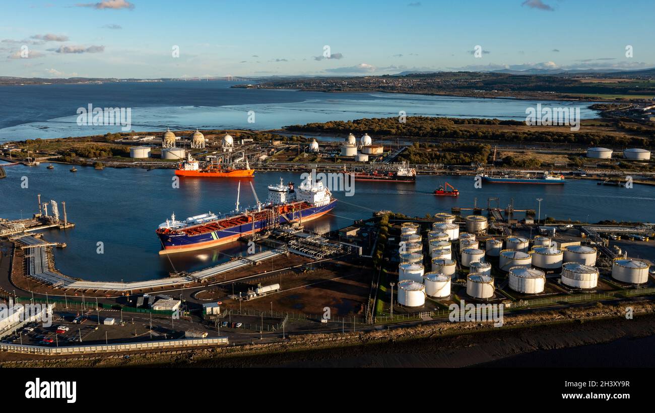 Grangemouth, Écosse, Royaume-Uni.30 octobre 2021.PHOTO : vue aérienne par drone de la raffinerie de pétrole Ineos Grangemouth vue la veille du début de la conférence COP26 sur les changements climatiques à Glasgow.À la veille du sommet sur le changement climatique, où Greta Thunburg a mis les pieds à Glasgow pour mars plus tard dans la semaine pour amener les dirigeants du monde à s'engager à réduire les émissions et à cesser d'utiliser les combustibles fossiles dont constitue une menace directe pour les activités de la raffinerie de pétrole de Grangemouth.Crédit : Colin Fisher/Alay Live News Banque D'Images