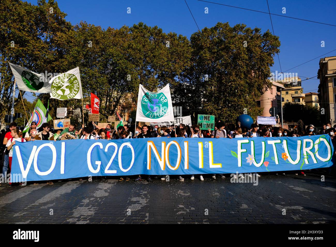 Rome, Italie.30 octobre 2021.Les gens manifestent lors du sommet du G20 à Rome, en Italie, le 30 octobre 2021.Crédit: ALEXANDROS MICHAILIDIS/Alamy Live News Banque D'Images