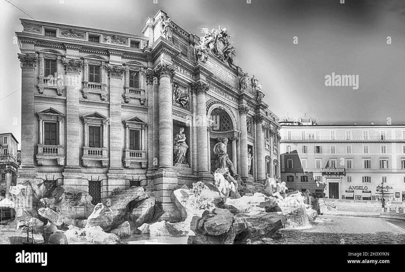 ROME - 24 MAI : vue panoramique sur la fontaine de Trevi, site emblématique du centre-ville de Rome, Italie, 24 mai 2020. C'est l'un des plus célèbres fou Banque D'Images