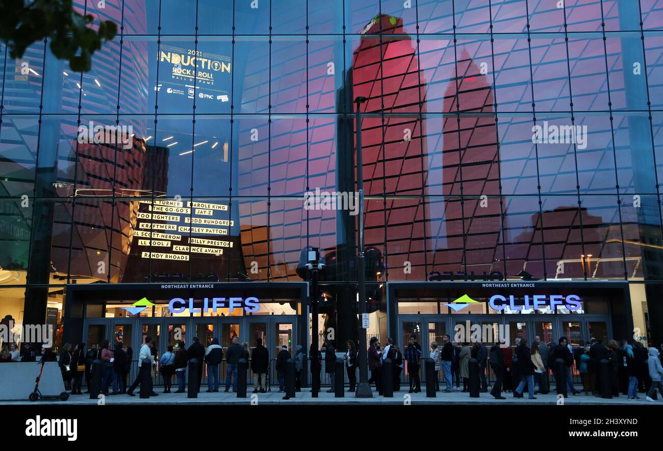 Cleveland, États-Unis.30 octobre 2021.Les fans se font la queue devant Rocket Mortgage Field House pour entrer dans la cérémonie d'initiation du Rock and Roll Hall of Fame à Cleveland, Ohio, le samedi 30 octobre 2021.Photo par Aaron Josefczyk/UPI crédit: UPI/Alay Live News Banque D'Images