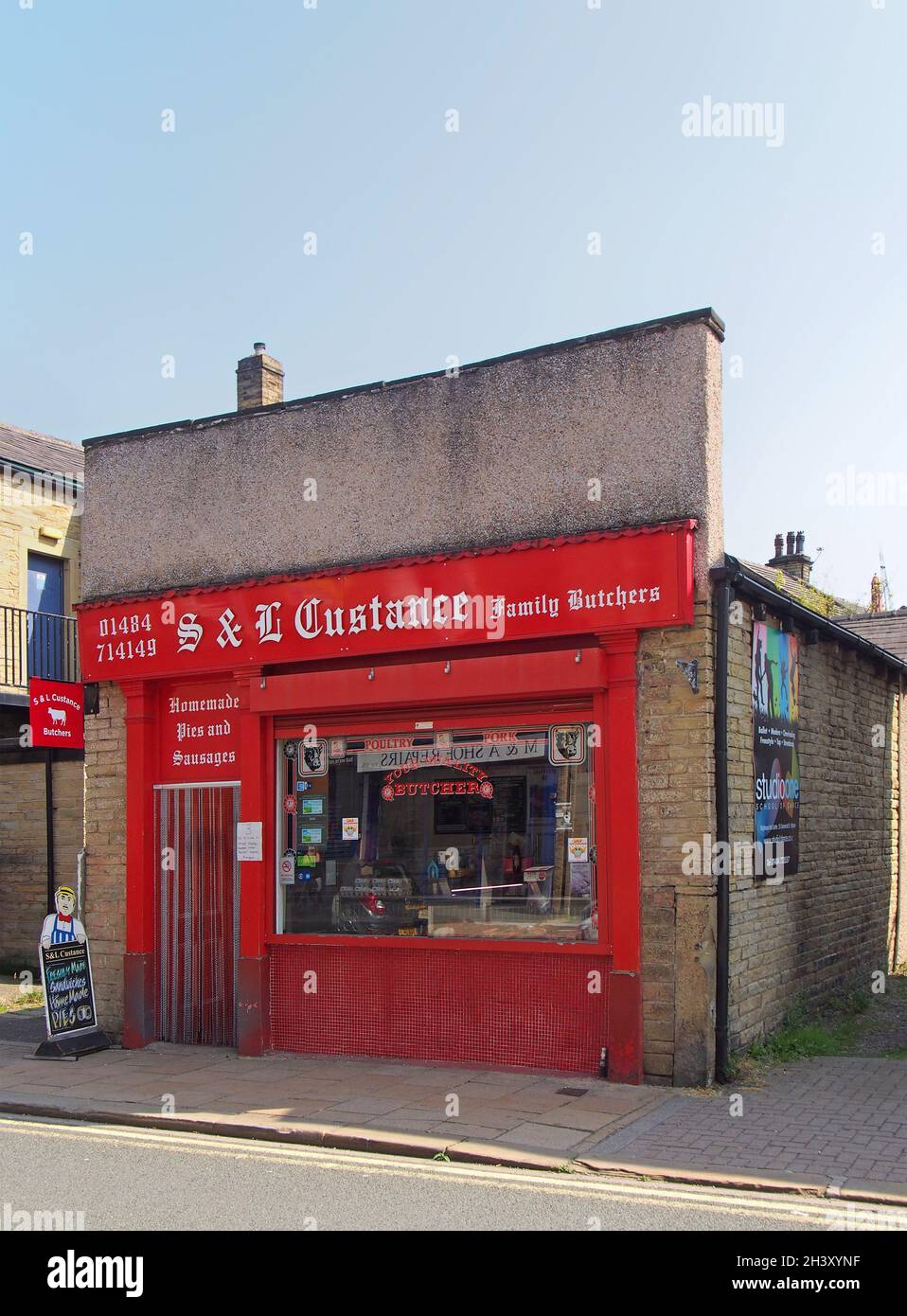La boucherie traditionnelle anglaise locale fait ses courses dans le centre-ville de Bghouse Banque D'Images