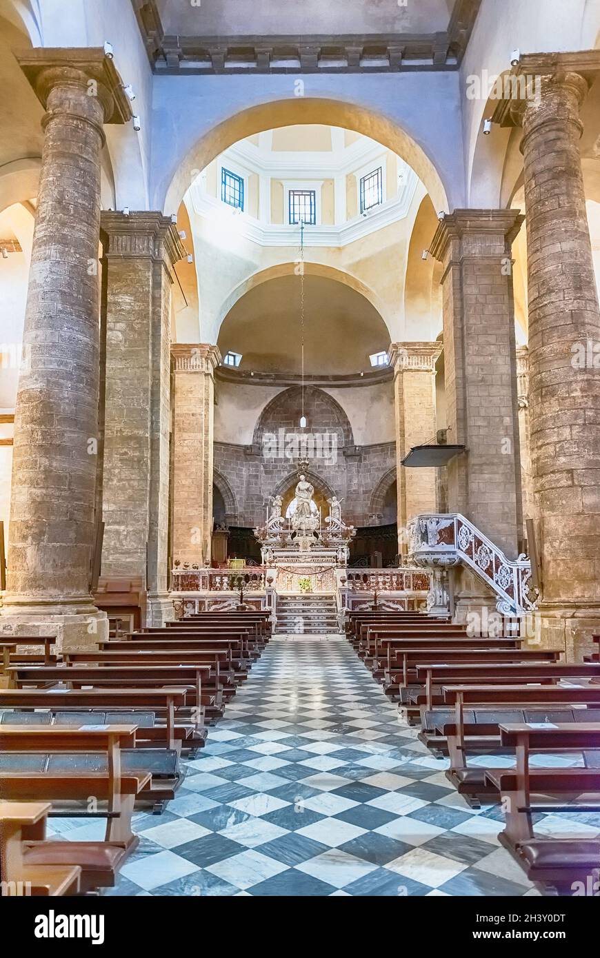 ALGHERO, ITALIE - AOÛT 6 : intérieur de la cathédrale Sainte-Marie l'Immaculée, principale église catholique romaine située dans le centre historique d'Alghero Banque D'Images