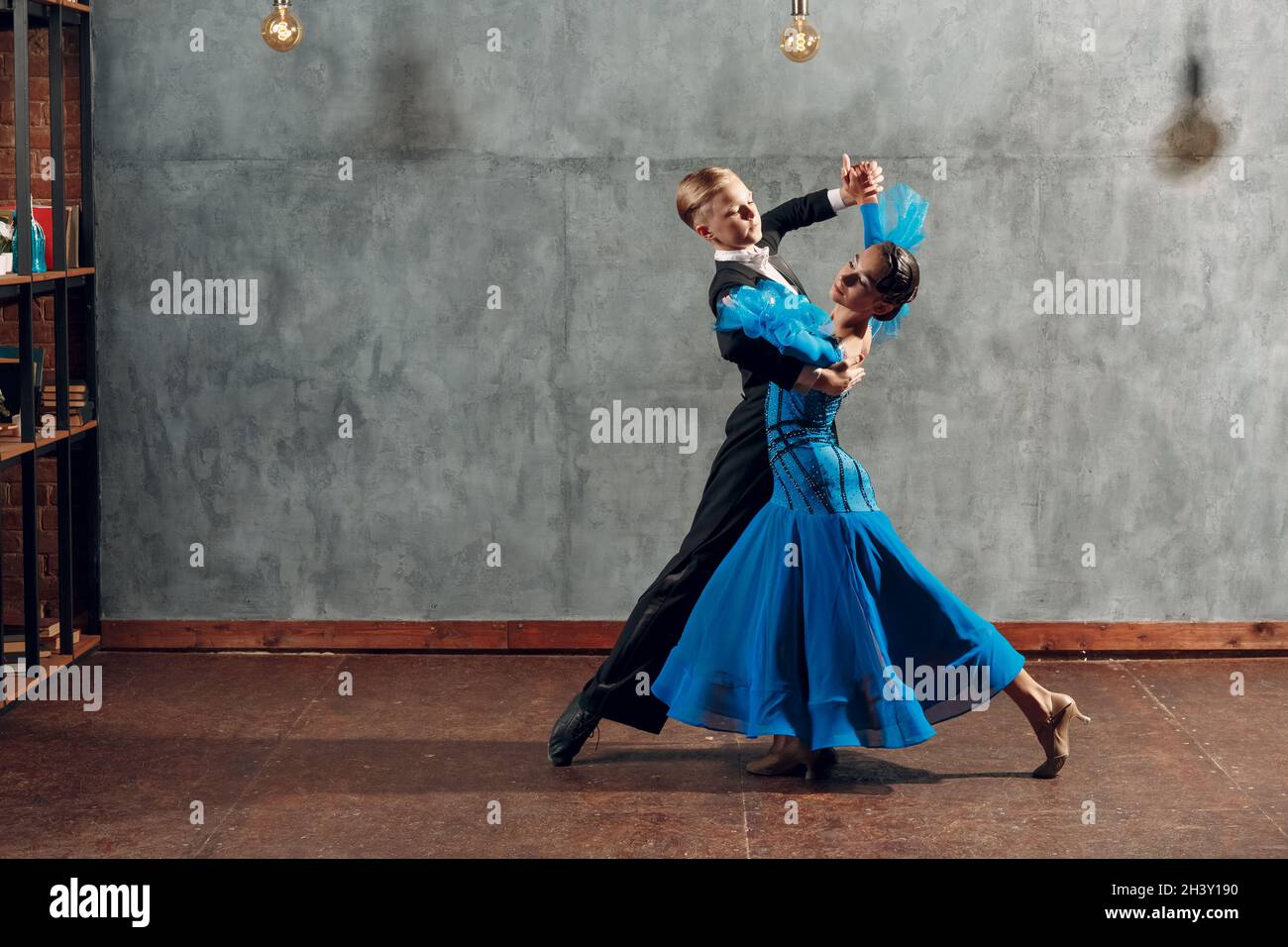 Danse de salle de bal.Jeune paire danse valse en studio Banque D'Images