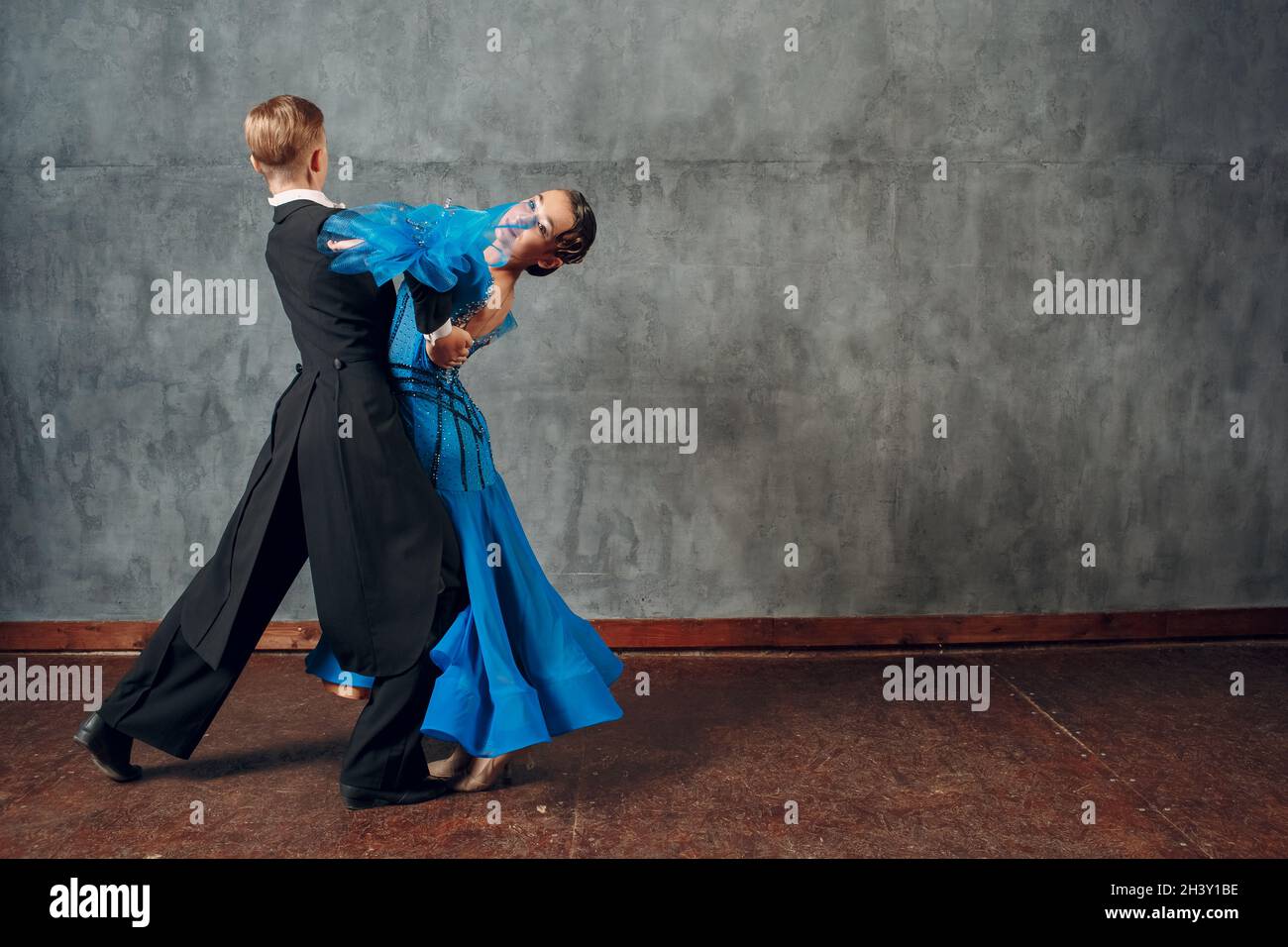 Danse de salle de bal.Jeune beau couple dansant le tango. Banque D'Images