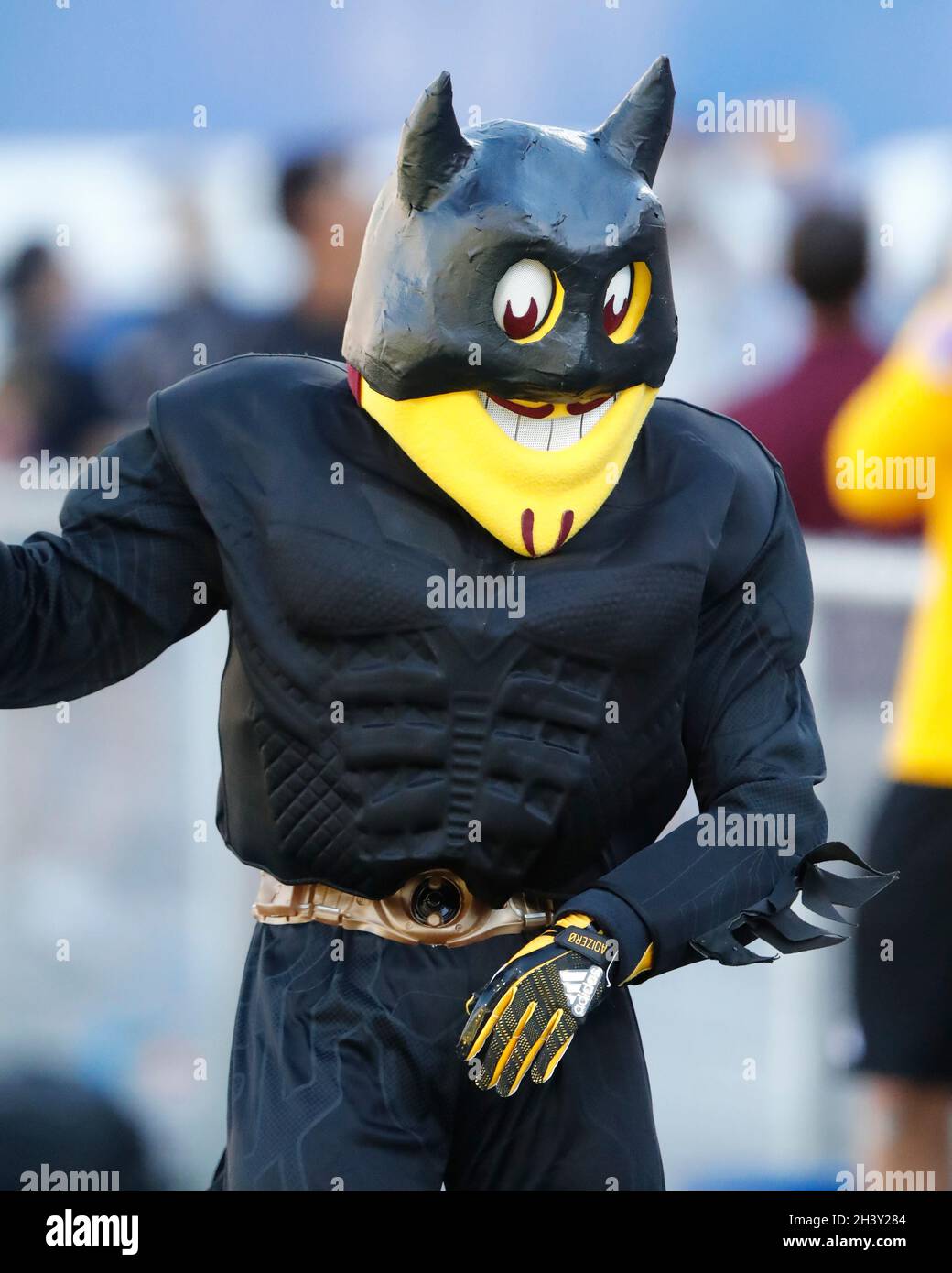 Tempe, Arizona, États-Unis.30 octobre 2021.Sparky se présente comme Batman entre Washington State Cougars et l'Arizona State Sun Devils au Sun Devil Stadium à Tempe, Arizona.Michael Cazares/Cal Sport Media.Crédit : csm/Alay Live News Banque D'Images