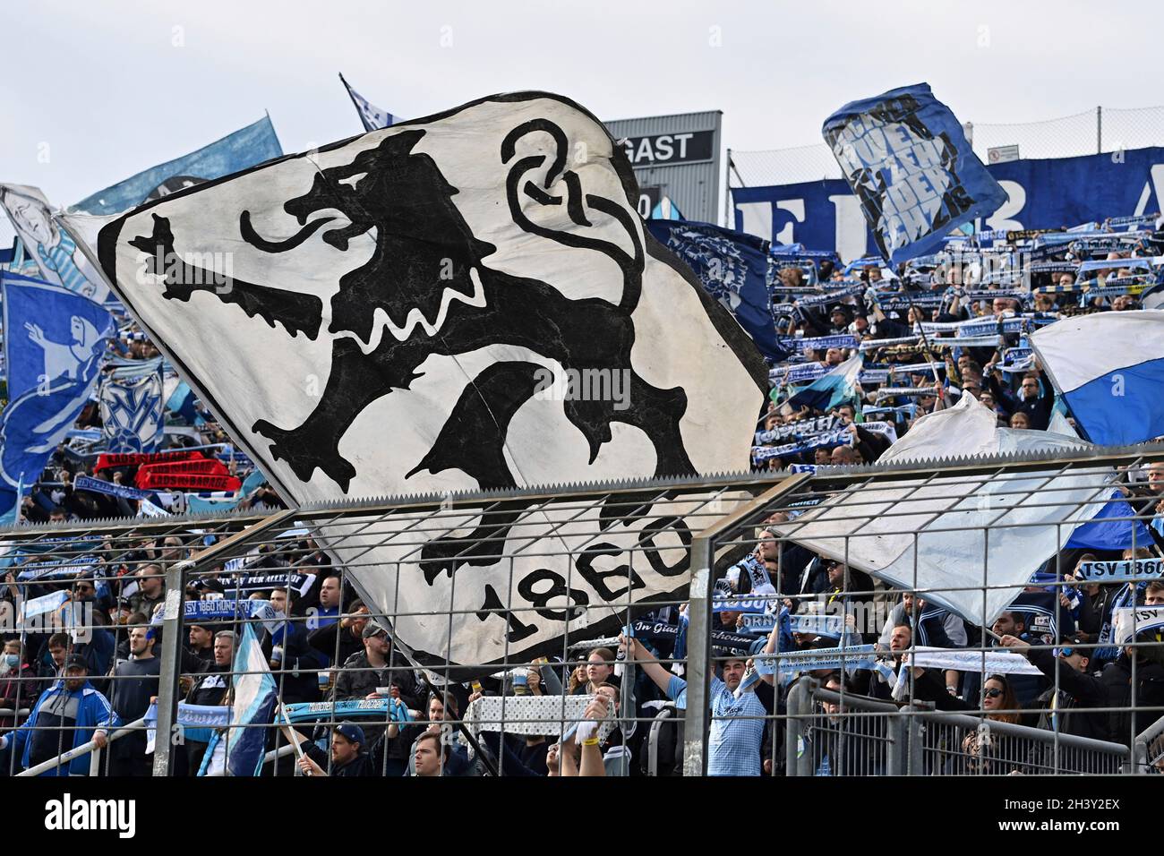 Muenchen GRUENWALDER STADION.30 octobre 2021.1860 fans, fans de football, drapeau, drapeau.1860 fans, fans de football de bonne humeur, ambiance football 3ème division, Liga3, TSV Munich 1860-SC Freiburg II 6-0 le 30 octobre 2021 à Muenchen GRUENWALDER STADION.LES RÉGLEMENTATIONS DFL INTERDISENT TOUTE UTILISATION DE PHOTOGRAPHIES COMME SÉQUENCES D'IMAGES ET/OU QUASI-VIDÉO.Credit: dpa/Alay Live News Banque D'Images