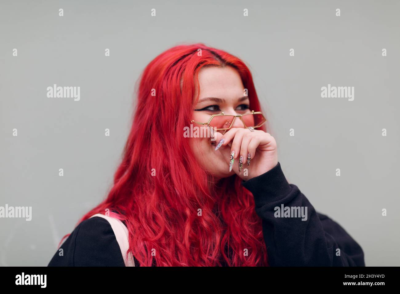 Plus taille surpoids graisse corps positif lgbtq femme avec cheveux rouges et lunettes roses Banque D'Images