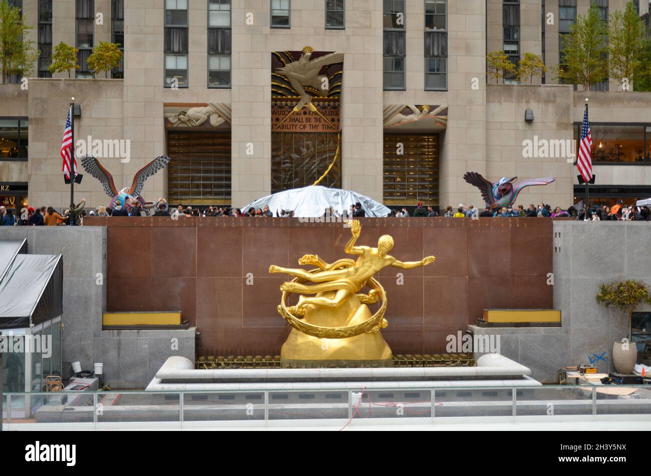 Les sculptures festives de Dias de los Muertos ont pris le contrôle du Rockefeller Center à New York dans le cadre de deux semaines de célébration du patrimoine mexicain. Banque D'Images