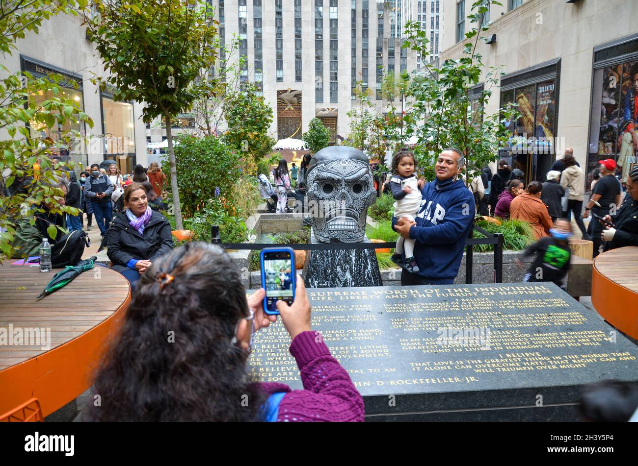 Les sculptures festives de Dias de los Muertos ont pris le contrôle du Rockefeller Center à New York dans le cadre de deux semaines de célébration du patrimoine mexicain. Banque D'Images