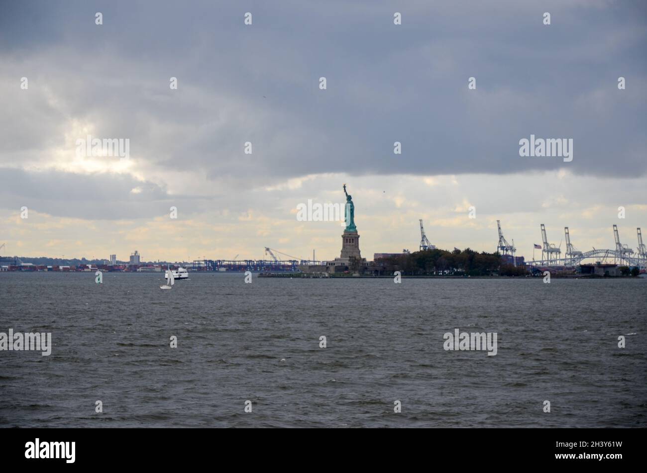 La Statue de la liberté est vue de loin à New York le 30 octobre 2021. Banque D'Images