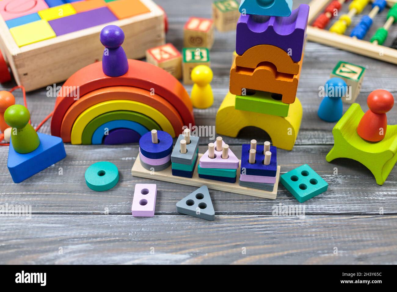 Fractions multicolores, blocs, jouets sur une table en bois gris.Retour à l'école, mathématiques amusantes, jeux pour la maternelle, éducation préscolaire. Banque D'Images