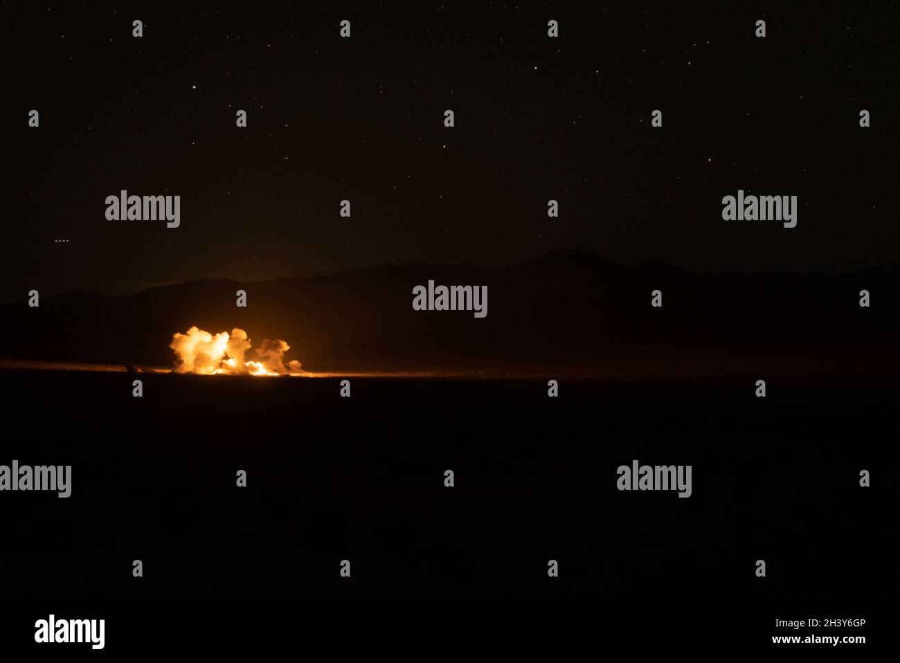 Les projectiles de 155 mm du corps des Marines des États-Unis ont un impact sur une cible lors de l'exercice FSCEX (Fire support coordination exercice), un sous-événement de l'exercice d'entraînement intégré 1-22 sur le centre de combat aérien du corps des Marines, Twentynine Palms, Californie, le 1er octobre 2021.Le FSCEX est conçu pour défier la Force opérationnelle Marine Air Ground, les autres forces américaines et les forces militaires des pays partenaires à coordonner une large gamme de munitions explosives de haut calibre à partir de multiples plates-formes terrestres et aériennes, assurant ainsi le succès sur un champ de bataille moderne.(É.-U.Photo du corps marin par lance Cpl.Colton Brownlee) Banque D'Images