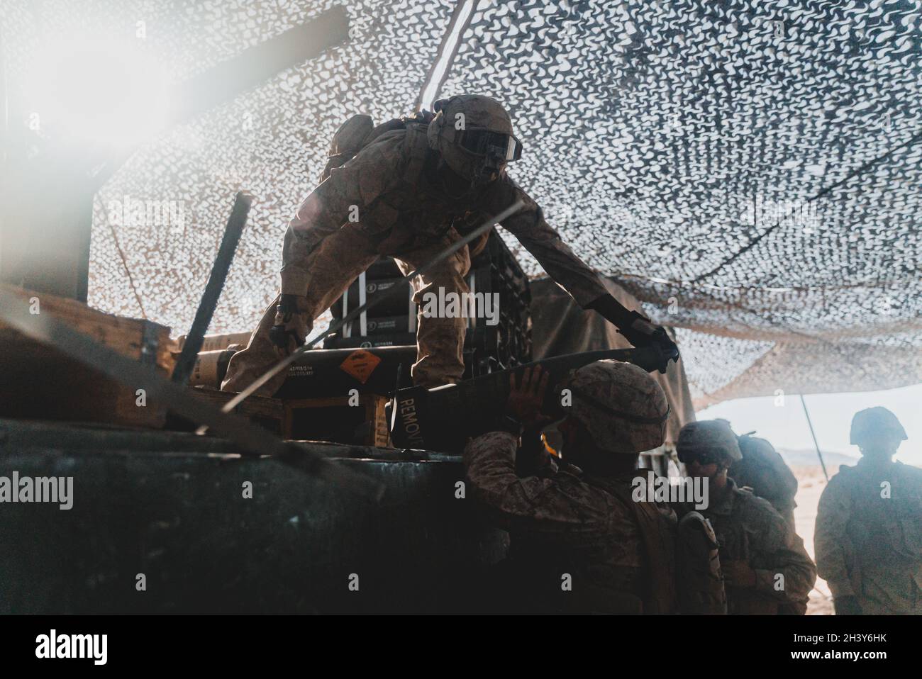 Les Marines des États-Unis avec Bravo Battery, 1er Bataillon, 12e Régiment de Marine, 3e Division Marine, préparent des projectiles M795 de 155mm pour tirer pendant l'exercice de coordination de soutien d'incendie (FSCEX), un sous-événement de l'exercice d'entraînement intégré 1-22 sur le Centre de combat aérien du corps de Marine, Twentynine Palms, Californie, 1er octobre 2021.Le FSCEX est conçu pour défier la Force opérationnelle Marine Air Ground, les autres forces américaines et les forces militaires des pays partenaires à coordonner une large gamme de munitions explosives de haut calibre à partir de multiples plates-formes terrestres et aériennes, assurant ainsi le succès sur un champ de bataille moderne.(É.-U.Mari Banque D'Images