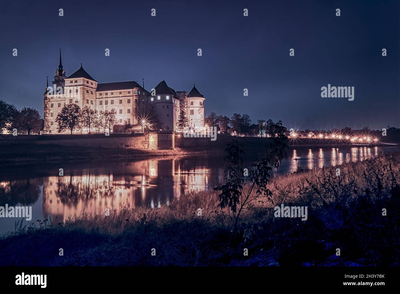 Le château lumineux de Hartenfels sur les rives de l'Elbe à Torgau. Banque D'Images