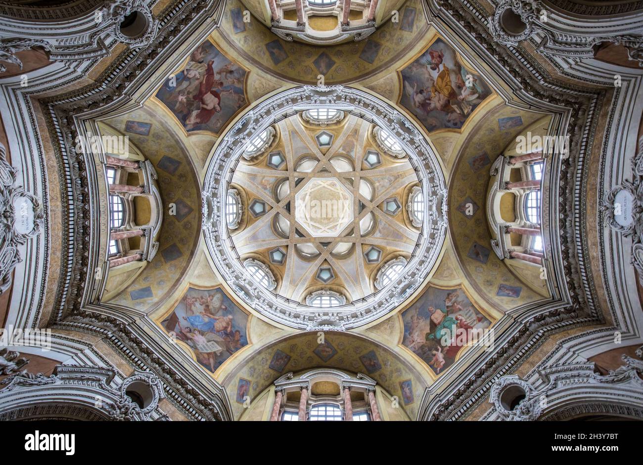 Intérieur baroque ancien avec décoration vintage.Église royale de San Lorenzo (St.Lawrence) à Turin, en Italie Banque D'Images