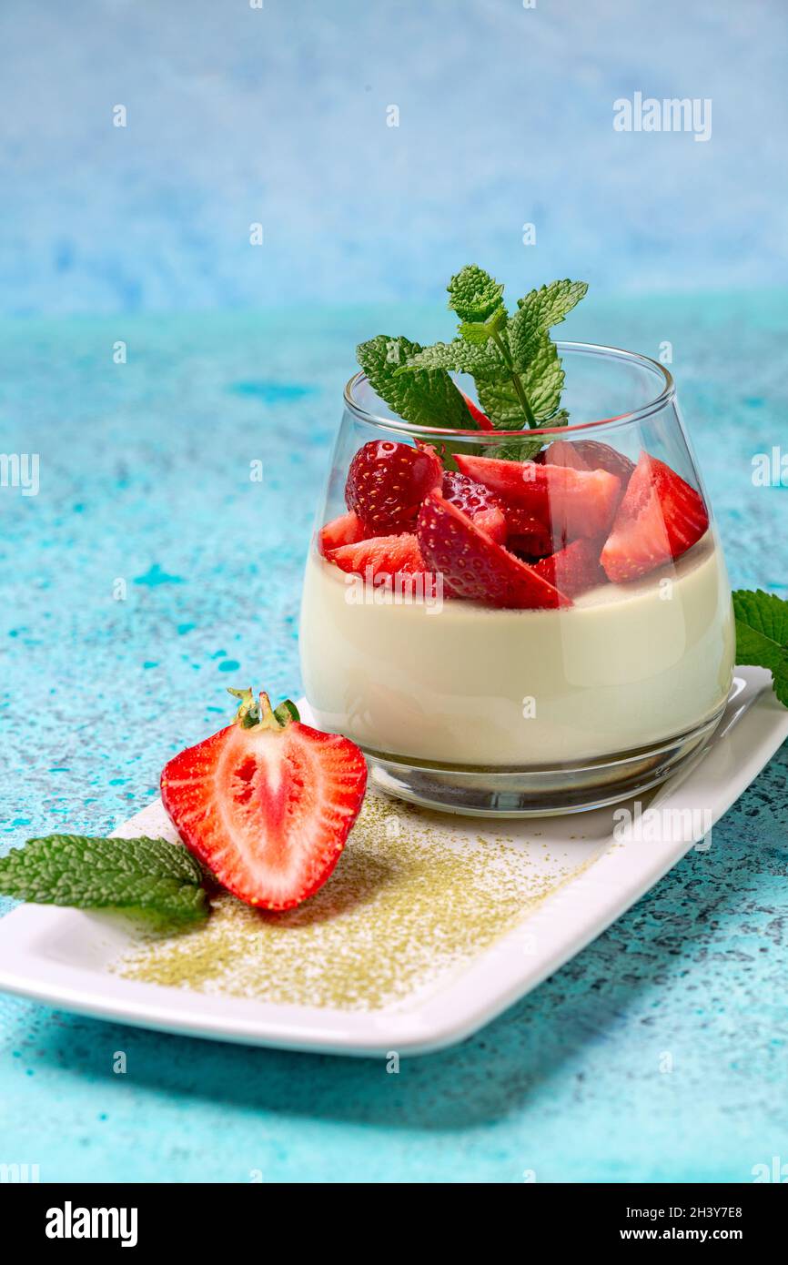 Panna cotta avec du thé au matcha et des fraises. Banque D'Images