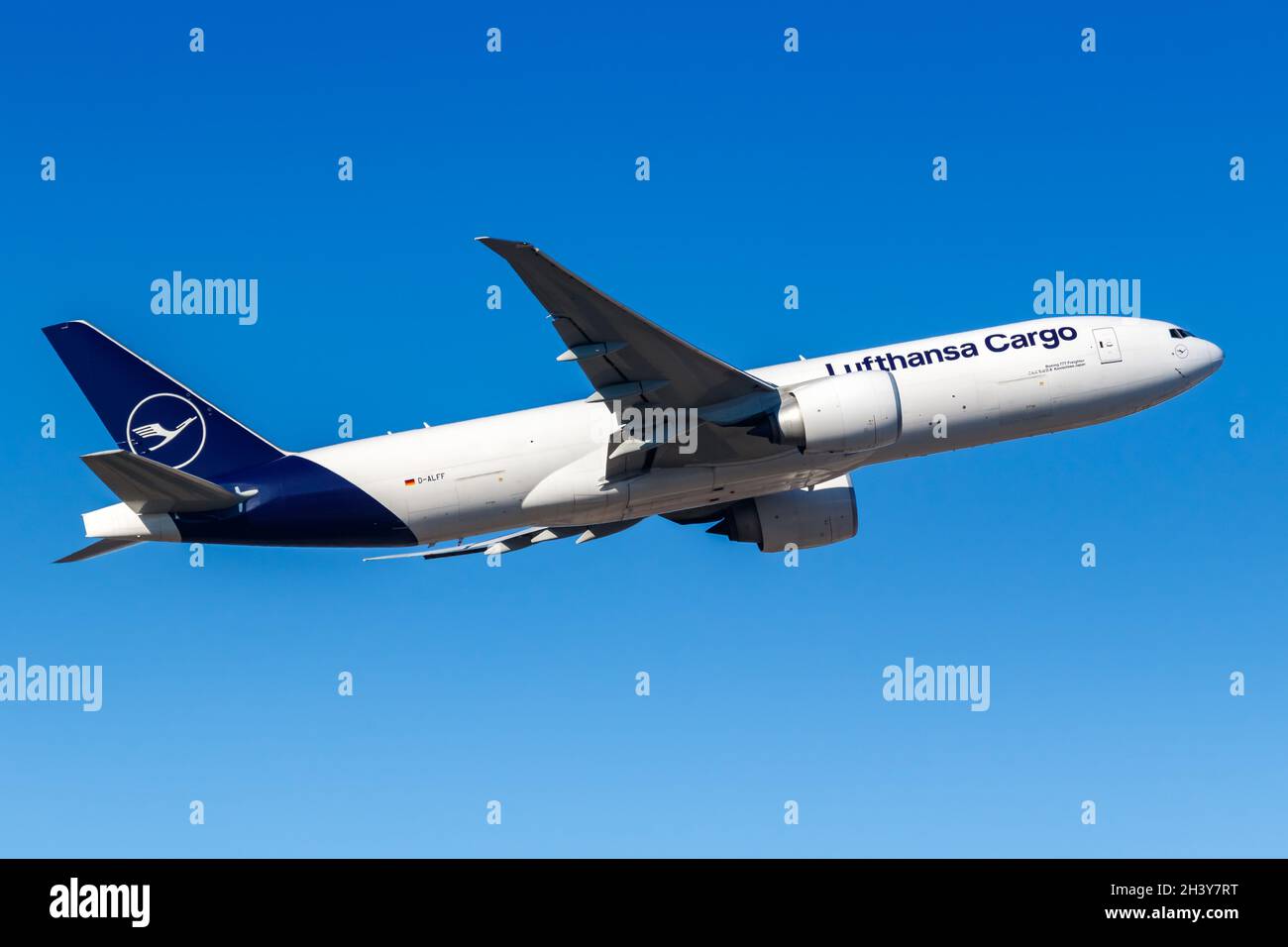 Lufthansa cargo boeing 777 Banque de photographies et d'images à haute  résolution - Alamy