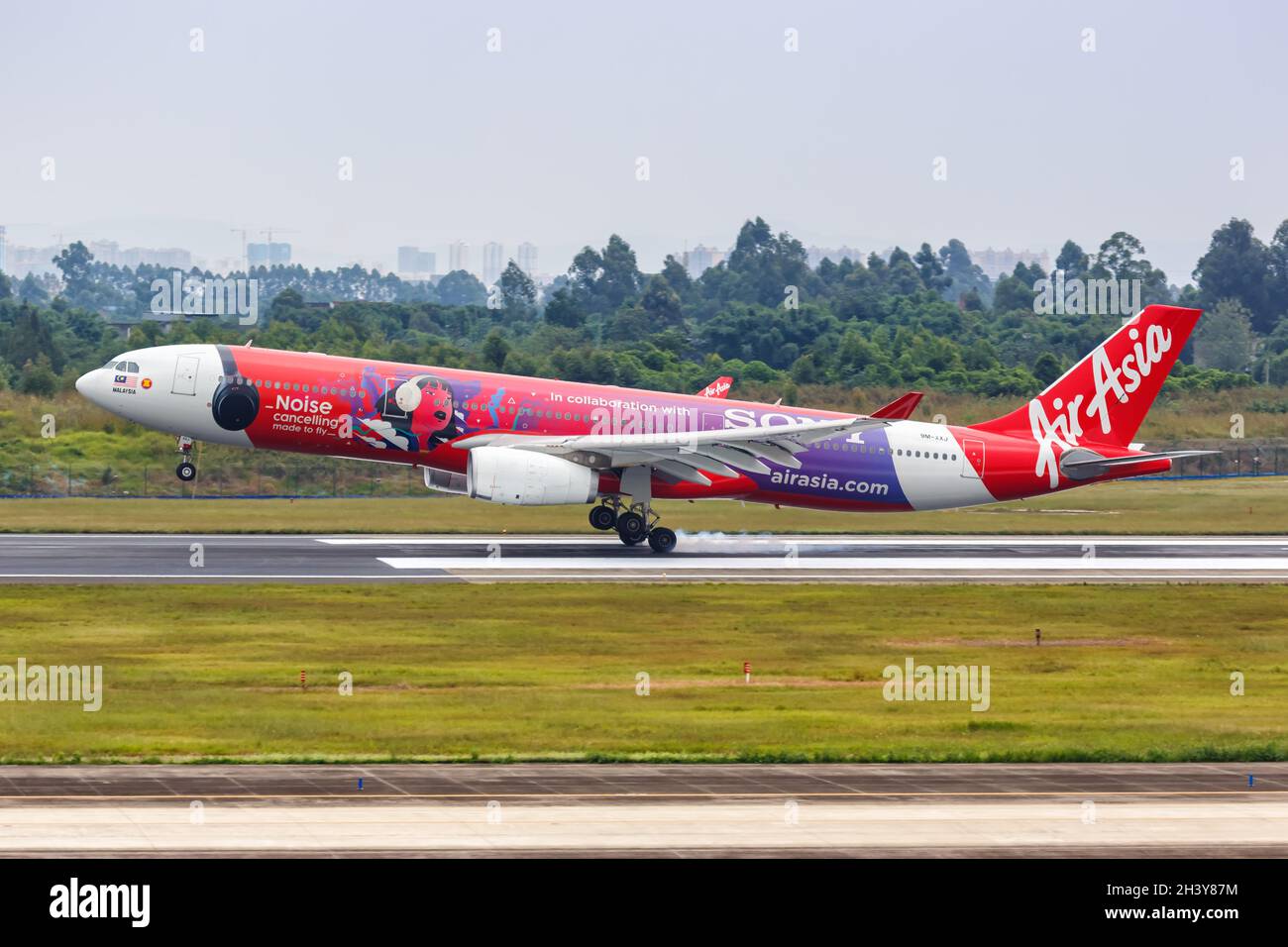 AirAsia X Airbus A330-300 avion aéroport de Chengdu en Chine Sony peinture spéciale antibruit Banque D'Images