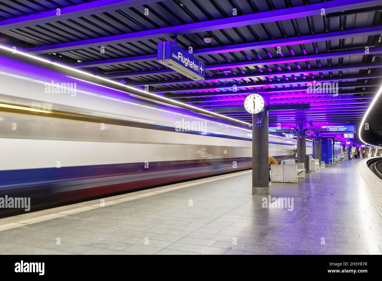 Train SBB à la gare ZRH de l'aéroport de Zurich en Suisse Banque D'Images