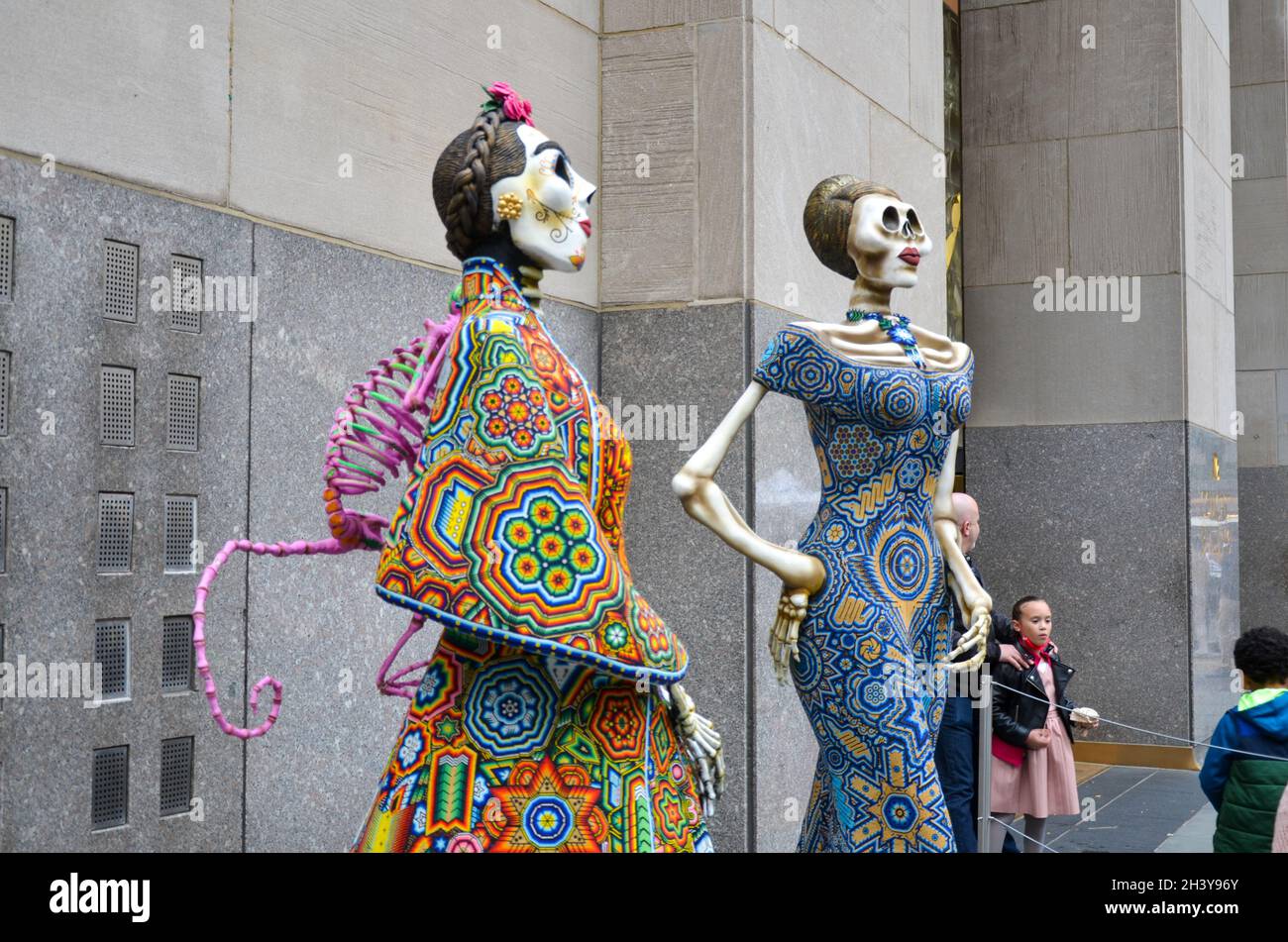 New York, États-Unis.30 octobre 2021.Les sculptures festives de Dias de los Muertos ont pris le contrôle du Rockefeller Center à New York dans le cadre de la célébration de 2 semaines du patrimoine mexicain le 30 octobre 2021.(Photo de Ryan Rahman/Pacific Press) crédit: Pacific Press Media production Corp./Alay Live News Banque D'Images