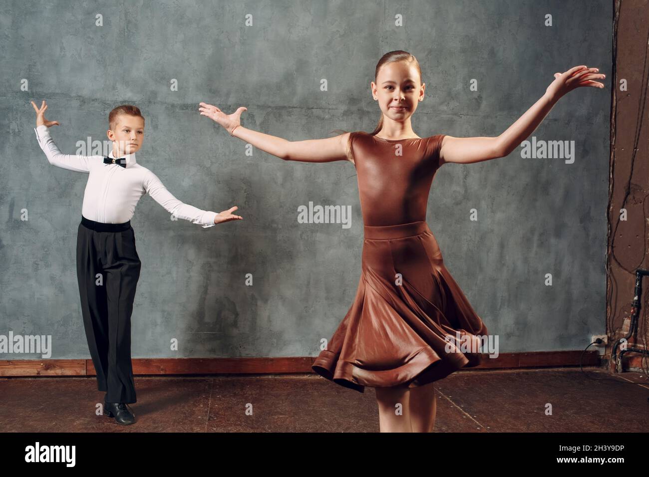 Jeunes danseurs garçons et filles danse salle de bal danse Samba Banque D'Images