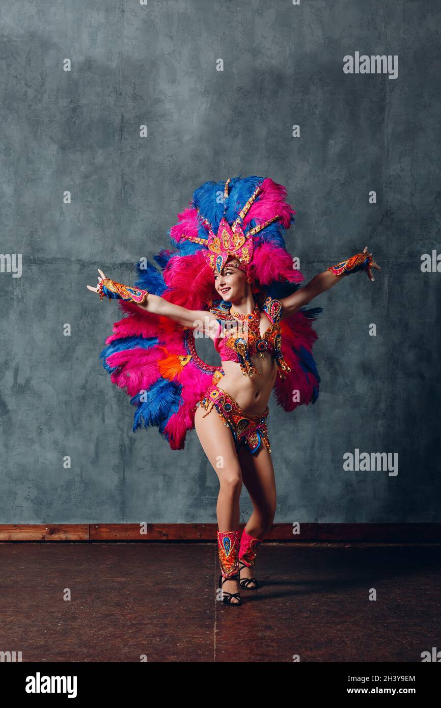 Femme en costume de carnaval brésilien de samba avec plumes colorées plumage Banque D'Images