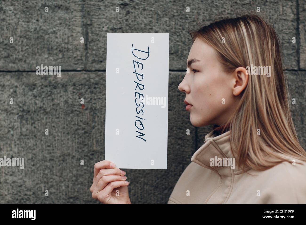 Femme tient dans la feuille de papier de main avec le mot Dépression Banque D'Images