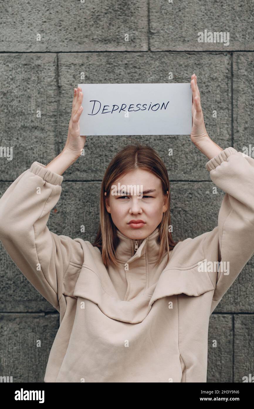 Femme tient dans la feuille de papier de main avec le mot Dépression Banque D'Images