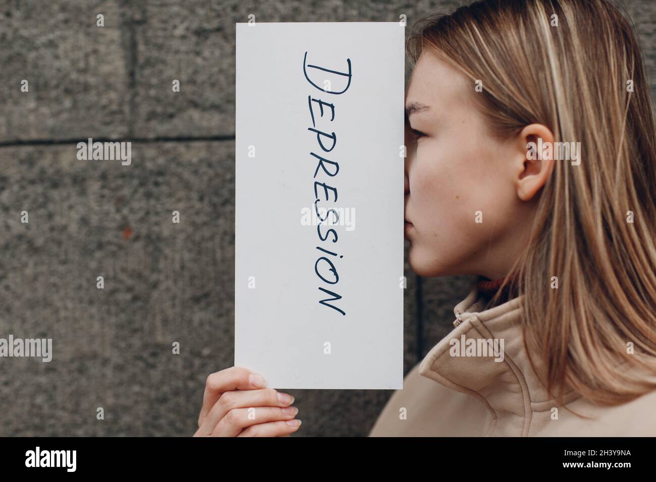 Femme face étroite avec feuille de papier avec le mot Dépression. Banque D'Images