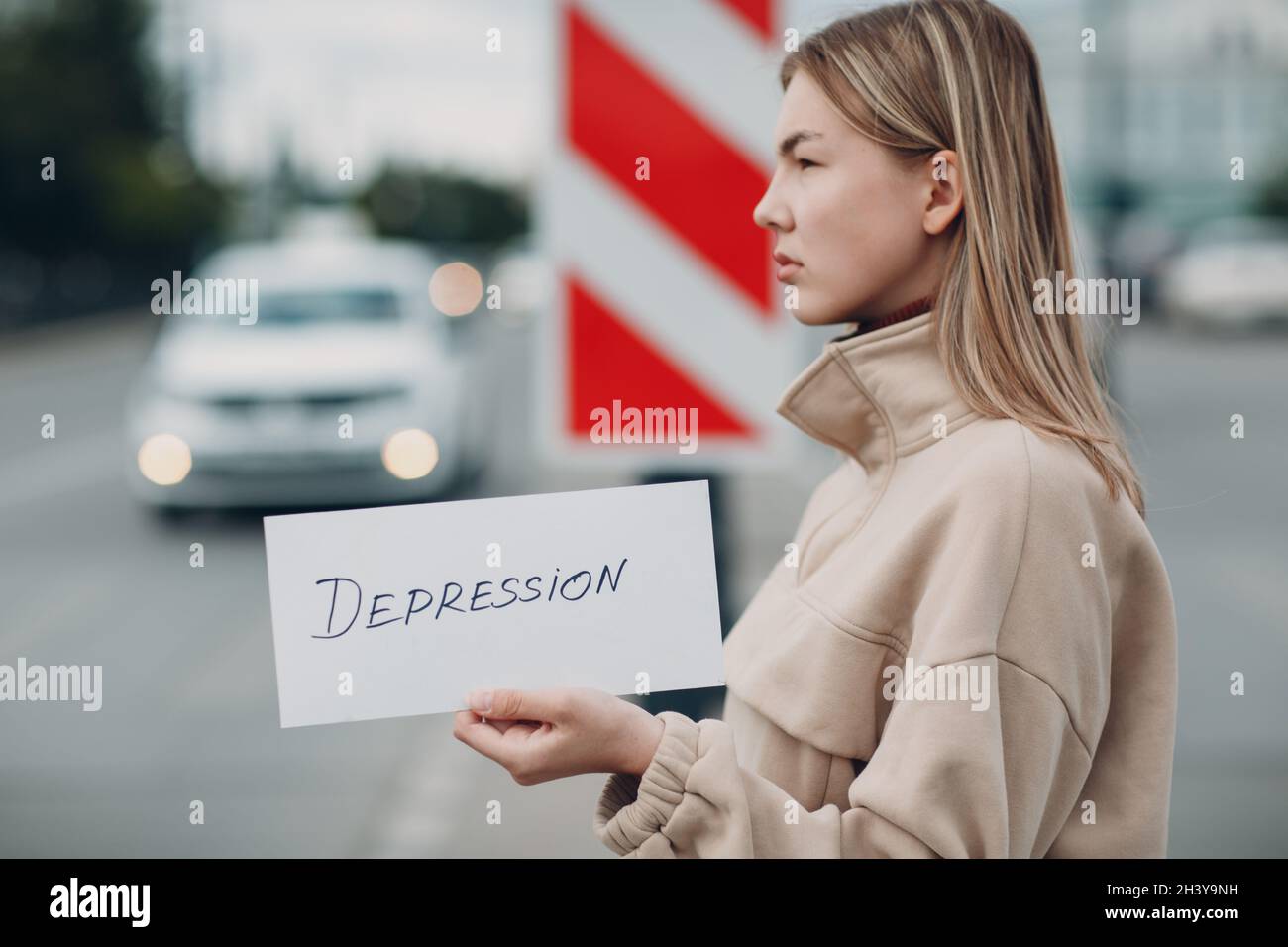 Femme tenant une feuille de papier blanc étiquetée dépression mot dans la main. Banque D'Images