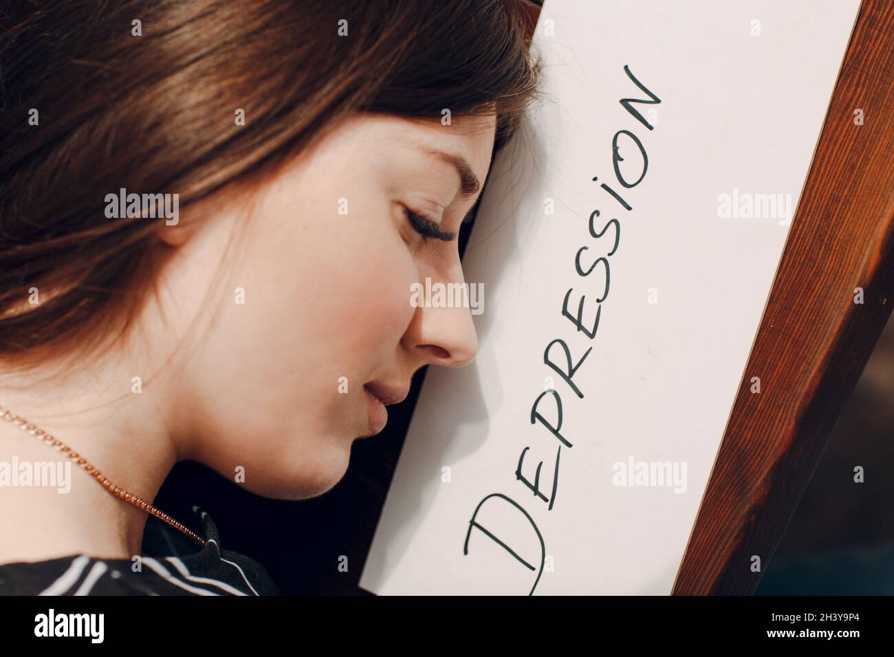 Portrait de femme avec feuille de papier blanche étiquetée Depression.Concept de dépression cachée Banque D'Images