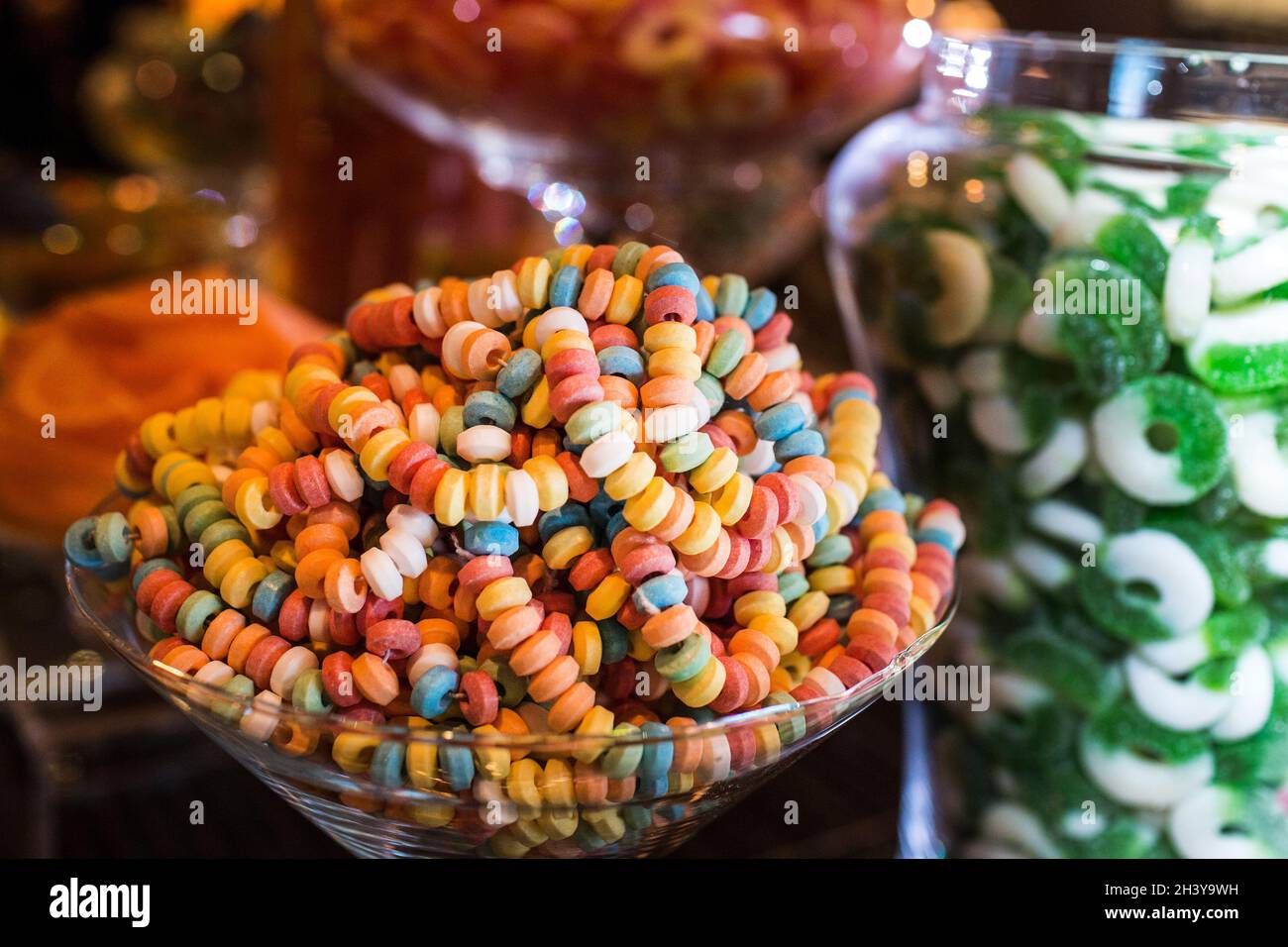 Un bol en verre aux bonbons colorés est exposé lors d'une fête. Banque D'Images