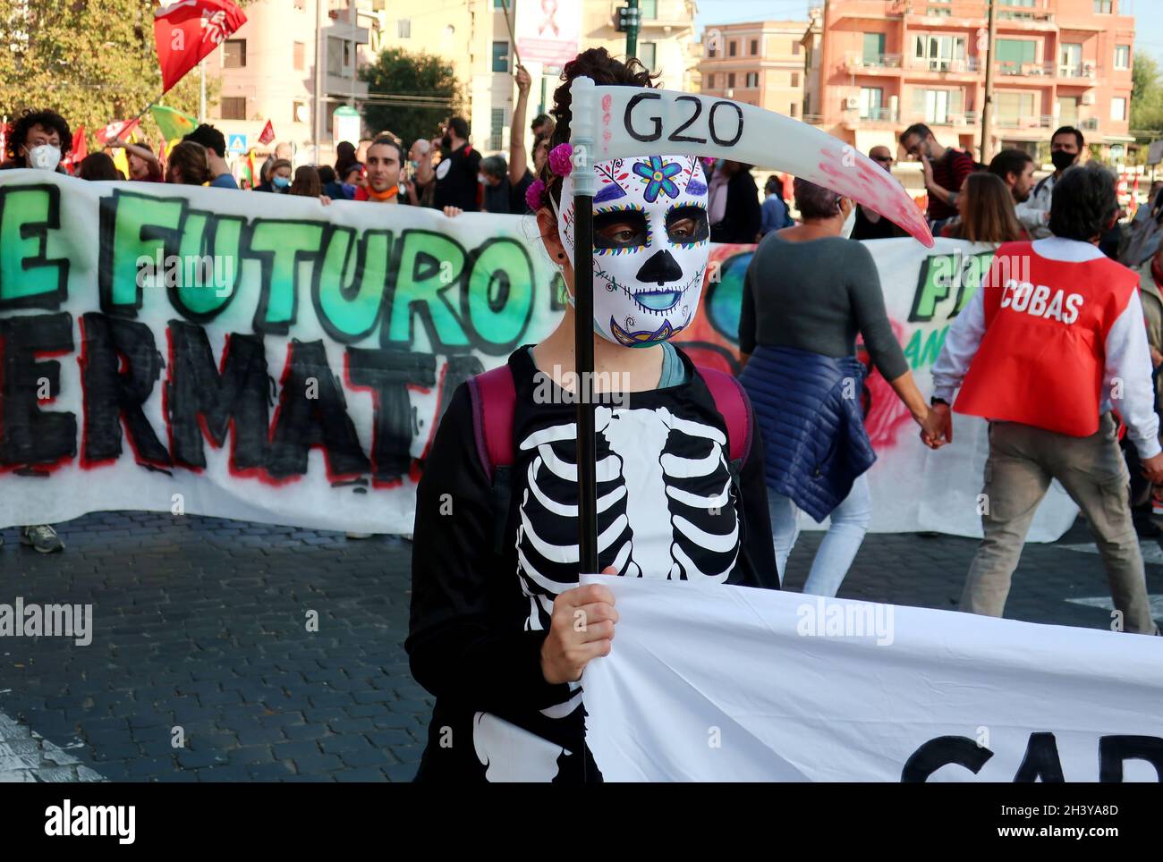 Rome, Italie.30 octobre 2021.Coup de feu de la marche de protestation contre le sommet du G20 à Rome, en Italie, le 30 octobre 2021.Le Sommet des chefs d'État et de gouvernement du G20 se tient pour la première fois à Rome les 30 et 31 2021 octobre.Les principaux enjeux du Sommet sont la pandémie Covid-19 et les vaccins, la crise climatique et la reprise économique mondiale.(Photo d'Elisa Gestri/Sipa USA) crédit: SIPA USA/Alay Live News Banque D'Images