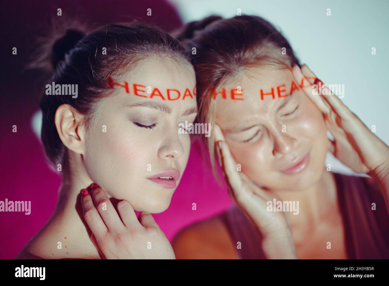 Les jeunes femmes adultes tient les mains sur la tête d'annonce ayant des expressions faciales souffrant avec des maux de tête de mot sur son visage Banque D'Images