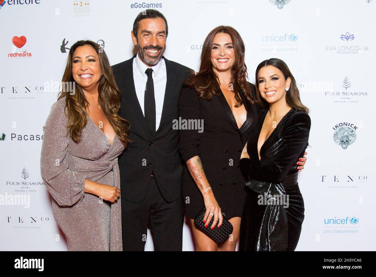 Maria Bravo, Robert pires, Jessica Lemarie pires et Eva Longoria assistent au photocall lors du Gala mondial des cadeaux 2021 au four Seasons Hotel George V le 30 octobre 2021 à Paris, France.Photo de Nasser Berzane/ABACAPRESS.COM Banque D'Images