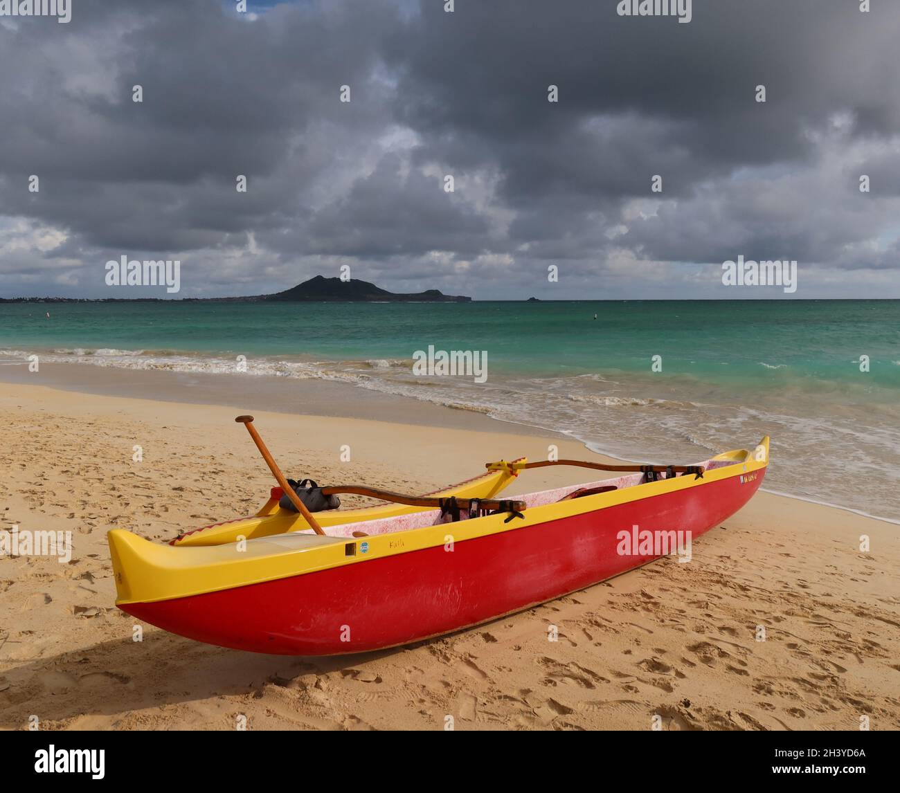 Canoë sur la plage Banque D'Images